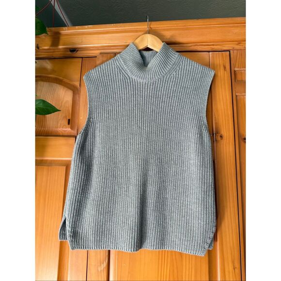 “Abercrombie & Fitch Gray Ribbed Knit Sleeveless Sweater Vest – Women’s Medium” - Picture 1 of 7
